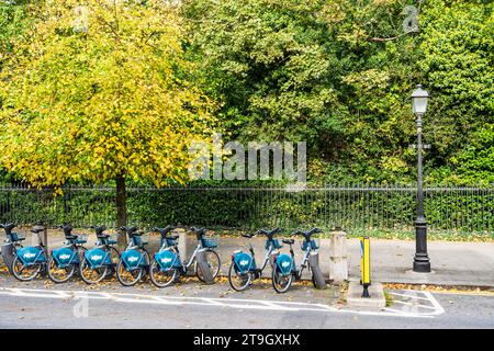 La fila di una bicicletta attraccata è disponibile per il noleggio di un'azienda di bike sharing a St Stephen's Green, Dublino, Irlanda. Foto Stock