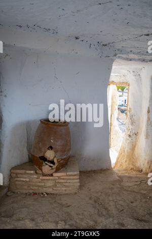 Le grotte di Argueda abbandonarono l'interno con vecchi vasi rotti e muri bianchi, in Spagna Foto Stock