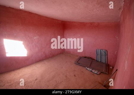 Le grotte di Argueda hanno abbandonato la stanza interna con passeggiate rosa, in Spagna Foto Stock