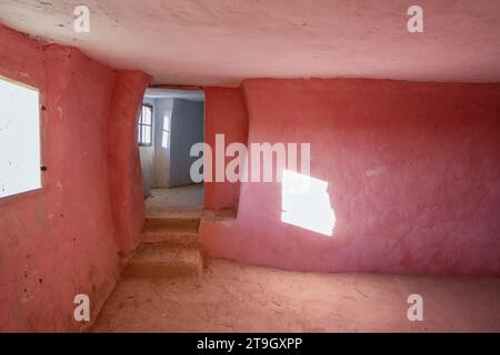 Le grotte di Argueda hanno abbandonato il soggiorno interno con porta, in Spagna Foto Stock