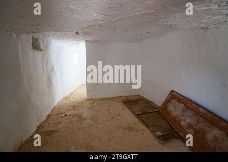 Grotte di Argueda sala interna abbandonata con pareti bianche, in Spagna Foto Stock