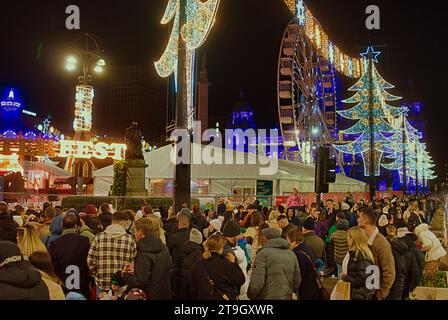 Glasgow, Scozia, Regno Unito. 25 novembre 2023. George Square Winterfest Chaos poiché l'evento che avrebbe dovuto aprire alle 16:00 era in ritardo quando i componenti elettrici erano pronti per il bot e il cartello Winterfest era solo una festa mentre il personale scorreva sullo sfondo folle massicce si aggiravano dietro barriere metalliche con bambini freddi mentre le code si estendevano intorno al quadrato. Un evento simile in piazza st enoch ha subito lo stesso problema Credit Gerard Ferry/Alamy Live News Foto Stock