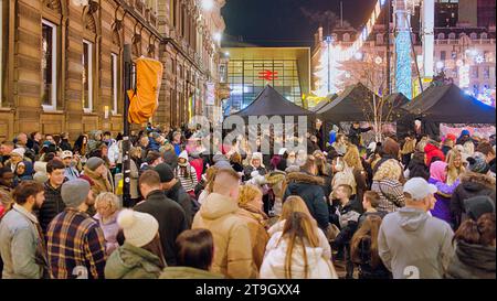 Glasgow, Scozia, Regno Unito. 25 novembre 2023. George Square Winterfest Chaos poiché l'evento che avrebbe dovuto aprire alle 16:00 era in ritardo quando i componenti elettrici erano pronti per il bot e il cartello Winterfest era solo una festa mentre il personale scorreva sullo sfondo folle massicce si aggiravano dietro barriere metalliche con bambini freddi mentre le code si estendevano intorno al quadrato. Un evento simile in piazza st enoch ha subito lo stesso problema Credit Gerard Ferry/Alamy Live News Foto Stock