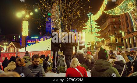 Glasgow, Scozia, Regno Unito. 25 novembre 2023. George Square Winterfest Chaos poiché l'evento che avrebbe dovuto aprire alle 16:00 era in ritardo quando i componenti elettrici erano pronti per il bot e il cartello Winterfest era solo una festa mentre il personale scorreva sullo sfondo folle massicce si aggiravano dietro barriere metalliche con bambini freddi mentre le code si estendevano intorno al quadrato. Un evento simile in piazza st enoch ha subito lo stesso problema Credit Gerard Ferry/Alamy Live News Foto Stock