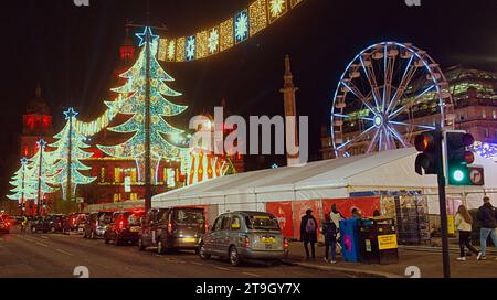 Glasgow, Scozia, Regno Unito. 25 novembre 2023. George Square Winterfest Chaos poiché l'evento che avrebbe dovuto aprire alle 16:00 era in ritardo quando i componenti elettrici erano pronti per il bot e il cartello Winterfest era solo una festa mentre il personale scorreva sullo sfondo folle massicce si aggiravano dietro barriere metalliche con bambini freddi mentre le code si estendevano intorno al quadrato. Un evento simile in piazza st enoch ha subito lo stesso problema Credit Gerard Ferry/Alamy Live News Foto Stock