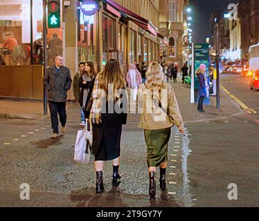 Glasgow, Scozia, Regno Unito. 25 novembre 2023. George Square Winterfest Chaos poiché l'evento che avrebbe dovuto aprire alle 16:00 era in ritardo quando i componenti elettrici erano pronti per il bot e il cartello Winterfest era solo una festa mentre il personale scorreva sullo sfondo folle massicce si aggiravano dietro barriere metalliche con bambini freddi mentre le code si estendevano intorno al quadrato. Un evento simile in piazza st enoch ha subito lo stesso problema Credit Gerard Ferry/Alamy Live News Foto Stock