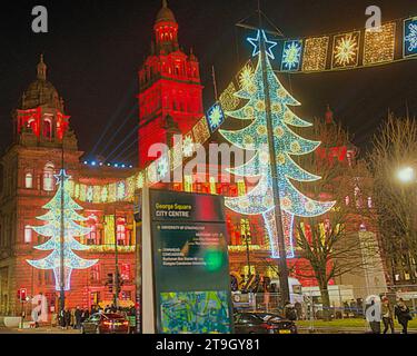 Glasgow, Scozia, Regno Unito. 25 novembre 2023. George Square Winterfest Chaos poiché l'evento che avrebbe dovuto aprire alle 16:00 era in ritardo quando i componenti elettrici erano pronti per il bot e il cartello Winterfest era solo una festa mentre il personale scorreva sullo sfondo folle massicce si aggiravano dietro barriere metalliche con bambini freddi mentre le code si estendevano intorno al quadrato. Un evento simile in piazza st enoch ha subito lo stesso problema Credit Gerard Ferry/Alamy Live News Foto Stock