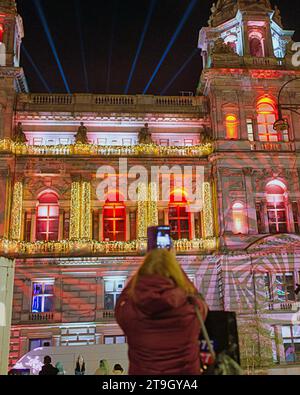 Glasgow, Scozia, Regno Unito. 25 novembre 2023. George Square Winterfest Chaos poiché l'evento che avrebbe dovuto aprire alle 16:00 era in ritardo quando i componenti elettrici erano pronti per il bot e il cartello Winterfest era solo una festa mentre il personale scorreva sullo sfondo folle massicce si aggiravano dietro barriere metalliche con bambini freddi mentre le code si estendevano intorno al quadrato. Un evento simile in piazza st enoch ha subito lo stesso problema Credit Gerard Ferry/Alamy Live News Foto Stock