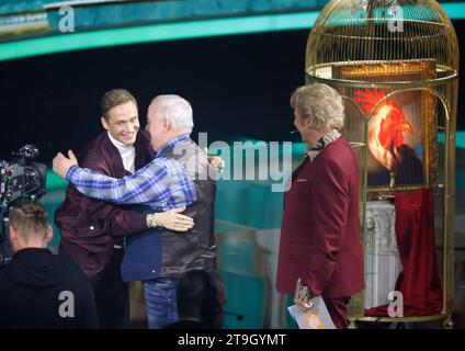 Offenburg, Germania. 25 novembre 2023. Il presentatore Thomas Gottschalk (r) si trova accanto all'attore Matthias Schweighöfer (l) e Horst Freckmann durante la scommessa 1, il corvo chiama, nello spettacolo ZDF 'Wetten, dass.?'. Gottschalk ospita "Wetten, dass." per l'ultima volta. Dopo 36 anni, termina la sua carriera come presentatore di scommesse il 25 novembre. Credito: Philipp von Ditfurth/dpa/Alamy Live News Foto Stock