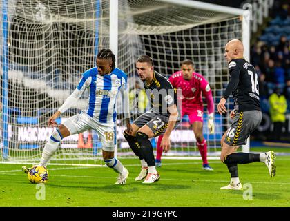 HUDDERSFIELD, REGNO UNITO. 25 novembre 2023. Campionato EFL: Huddersfield Town contro Southampton FC. David Kasumu di Huddersfield nella scatola. Credit Paul B Whitehurst/Alamy Live News Foto Stock