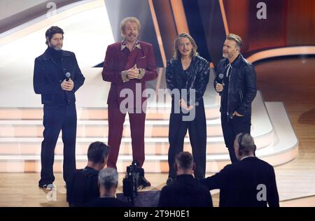 Offenburg, Germania. 25 novembre 2023. Il presentatore Thomas Gottschalk (2° da sinistra) sta insieme alla band britannica Take That durante lo spettacolo ZDF 'Wetten, dass.?'. Gottschalk presenta "Wetten, Dass." per l'ultima volta. Dopo 36 anni, termina la sua carriera come presentatore di scommesse il 25 novembre. Credito: Philipp von Ditfurth/dpa/Alamy Live News Foto Stock