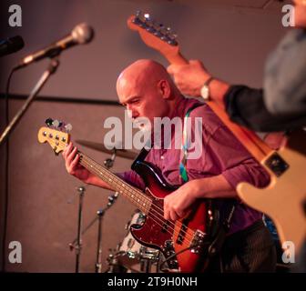 Nel municipio di Charsfield una riunione di due notti della Fat Band con molti cantanti ospiti e membri della famiglia allargata per ricordare James Holloway Foto Stock