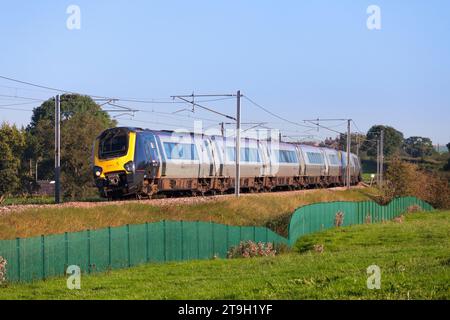 Avanti West Coast Bomabrdier voyager, treni diesel inclinabili che corrono sulla linea principale della costa occidentale nella campagna della Cumbria Foto Stock