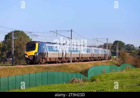 Avanti West Coast Bomabrdier voyager, treni diesel inclinabili che corrono sulla linea principale della costa occidentale nella campagna della Cumbria Foto Stock