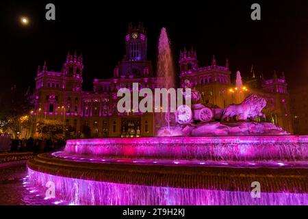 Madrid, Madrid, Spagna. 25 novembre 2023. La fontana e il palazzo Cibeles nel centro di Madrid erano illuminati in viola, durante la giornata internazionale per l'eliminazione della violenza contro le donne. (Immagine di credito: © Luis Soto/ZUMA Press Wire) SOLO USO EDITORIALE! Non per USO commerciale! Foto Stock