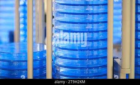 Analista Petri piatto laboratorio sfondo blu. Concetto chimico biologico di analisi medica e scientifica. Foto Stock