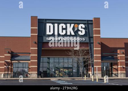 Mason - 23 novembre 2023: Dick's Sporting Goods retail. Dick's Sporting Goods vende abbigliamento sportivo, calzature e attrezzature sportive. Foto Stock