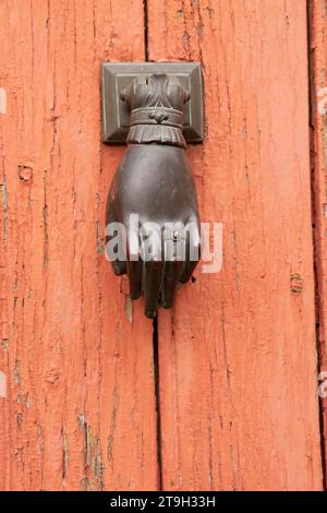 heurtoirs de porte en métal finement décoré / battitori delle porte in metallo finemente decorati Foto Stock