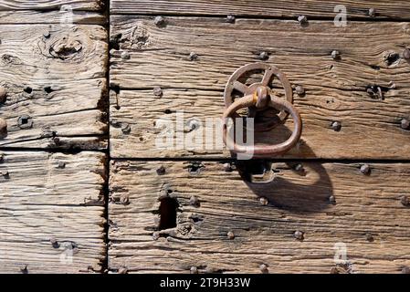 heurtoirs de porte en métal finement décoré / battitori delle porte in metallo finemente decorati Foto Stock