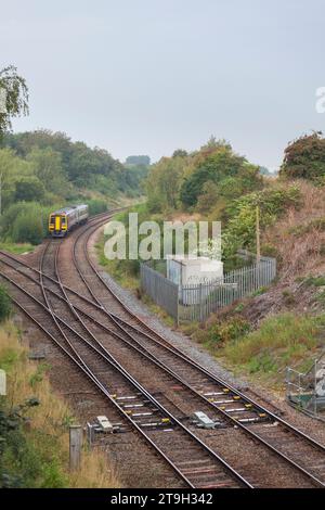 Northern Rail classe 158 treno diesel a più unità che passa per Whitwood Junction, Castleford, Yorkshire, con un passaggio di diamanti in primo piano Foto Stock