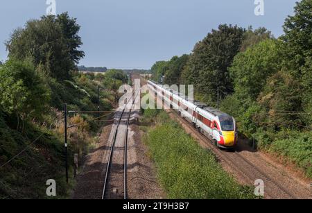 LNER classe 801 treno Azuma sulla linea principale elettrificata della costa orientale passando per Fitzwilliam, Yorkshire Foto Stock