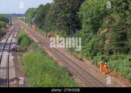 Banda di manutenzione dei binari della rete ferroviaria accanto a una linea operativa a Fitzwilliam (Yorkshire) Foto Stock