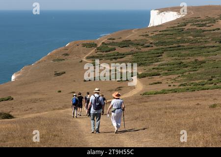 Escursionisti che camminano lungo Tennyson giù sull'isola di Wight Foto Stock