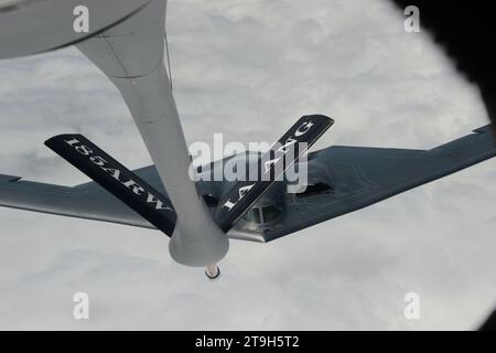 Southwest Missouri, Stati Uniti. 29 agosto 2018. Un bombardiere Stealth B-2 Spirit della U.S. Air Force con il 509th Bomb Wing, si avvicina a un aereo KC-135 Stratotanker per fare rifornimento durante le operazioni di routine, il 29 agosto 2018 sopra il Missouri, USA. Credito: SSgt. Vincent De Groot/Stati Uniti Air Force Photo/Alamy Live News Foto Stock