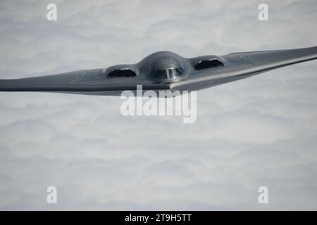 Southwest Missouri, Stati Uniti. 29 agosto 2018. Un bombardiere Stealth B-2 Spirit della U.S. Air Force con il 509th Bomb Wing, si avvicina a un aereo KC-135 Stratotanker per fare rifornimento durante le operazioni di routine, il 29 agosto 2018 sopra il Missouri, USA. Credito: SSgt. Vincent De Groot/Stati Uniti Air Force Photo/Alamy Live News Foto Stock