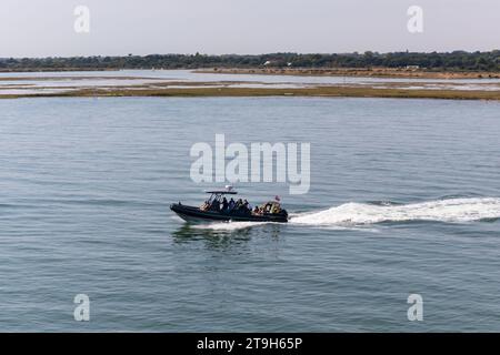 Motoscafo a bordo di una costola sul Solent vicino al porto di Lymington nell'Hampshire Foto Stock