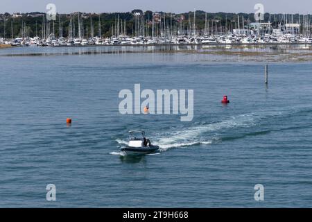 Motoscafo a bordo di una costola sul Solent vicino al porto di Lymington nell'Hampshire Foto Stock