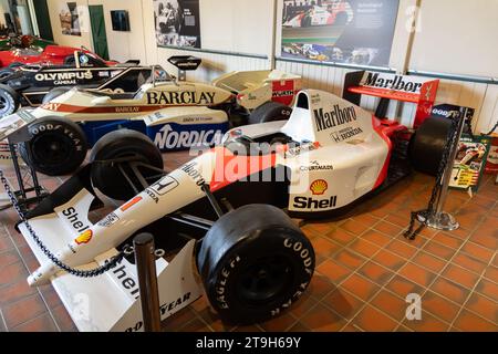 1991 McLaren MP4/6 F1 Show Car & 1984 Arrows A7 Formula 1 vetture in mostra al Brooklands Museum, Weybridge, Surrey, Regno Unito Foto Stock