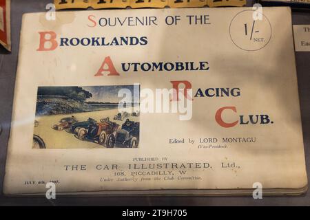 1907 souvenir del Brooklands Automobile Racing Club scritto da Lord Montagu in mostra al Brooklands Museum, Weybridge, Surrey, Regno Unito Foto Stock