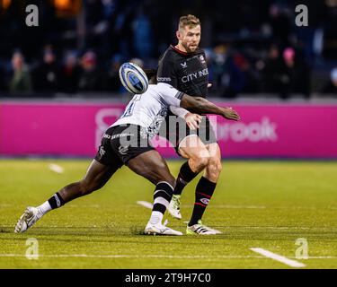 LONDRA, REGNO UNITO. 25 novembre 2023. Elliot Daly dei Saracens viene affrontato durante Saracens vs Bristol Bears - Gallagher Premiership Rugby R allo Stonex Stadium sabato 25 novembre 2023. LONDRA INGHILTERRA. Crediti: Taka G Wu/Alamy Live News Foto Stock