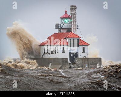 Duluth, Stati Uniti. 20 aprile 2023. Un'onda sbatte contro il faro di South Pier Outer Breakwater costruito nel 1901 segnando l'ingresso al Duluth Ship Canal sul lago Superior, il 20 aprile 2023 a Duluth, Minnesota, durante una tempesta il 20 aprile 2023. (Foto dell'esercito degli Stati Uniti di ) credito: Scott Bjorklund/US Army Corps/Alamy Live News Foto Stock