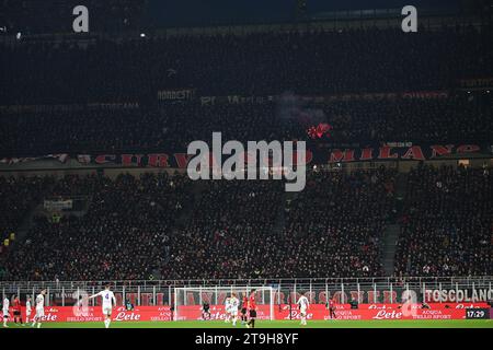 Tifosi dell'AC Milan durante la partita di calcio di serie A tra l'AC Milan e l'ACF Fiorentina il 25 novembre 2023 allo stadio Giuseppe Meazza San Siro Siro di Milano. Foto Tiziano Ballabio Foto Stock