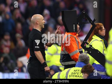 Nottingham, Regno Unito. 25 novembre 2023. L'arbitro Anthony Taylor guarda il VAR monitor al Nottingham Forest contro Brighton & Hove Albion, EPL match, al City Ground, Nottingham, Notts. Credito: Paul Marriott/Alamy Live News Foto Stock