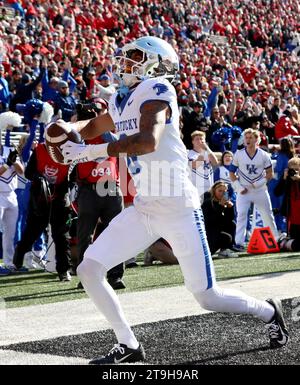 Louisville, Stati Uniti. 25 novembre 2023. Il wide receiver dei Kentucky Wildcats Dane Key (6) festeggia la sua ricezione da touchdown contro i Louisville Cardinals durante il primo tempo di gioco al L&N Stadium sabato 25 novembre 2023 a Louisville. Kentucky. Foto di John Sommers II/UPI Credit: UPI/Alamy Live News Foto Stock