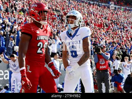 Louisville, Stati Uniti. 25 novembre 2023. Il wide receiver dei Kentucky Wildcats Dane Key (6) festeggia la sua ricezione da touchdown contro i Louisville Cardinals durante il primo tempo di gioco al L&N Stadium sabato 25 novembre 2023 a Louisville. Kentucky. Foto di John Sommers II/UPI Credit: UPI/Alamy Live News Foto Stock