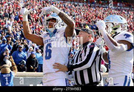 Louisville, Stati Uniti. 25 novembre 2023. Il wide receiver dei Kentucky Wildcats Dane Key (6) festeggia la sua ricezione da touchdown contro i Louisville Cardinals durante il primo tempo di gioco al L&N Stadium sabato 25 novembre 2023 a Louisville. Kentucky. Foto di John Sommers II/UPI Credit: UPI/Alamy Live News Foto Stock