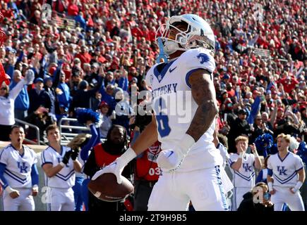 Louisville, Stati Uniti. 25 novembre 2023. Il wide receiver dei Kentucky Wildcats Dane Key (6) festeggia la sua ricezione da touchdown contro i Louisville Cardinals durante il primo tempo di gioco al L&N Stadium sabato 25 novembre 2023 a Louisville. Kentucky. Foto di John Sommers II/UPI Credit: UPI/Alamy Live News Foto Stock