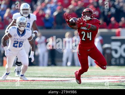 Louisville, Stati Uniti. 25 novembre 2023. Louisville Cardinals Jaylin Alderman (24) subì l'intercetto contro i Kentucky Wildcats durante il primo tempo di gioco al L&N Stadium sabato 25 novembre 2023 a Louisville. Kentucky. Foto di John Sommers II/UPI Credit: UPI/Alamy Live News Foto Stock