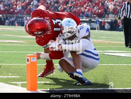 Louisville, Stati Uniti. 25 novembre 2023. Il quarterback dei Louisville Cardinals Jack Plummer (13) viene battuto sulla linea di una yard dai Kentucky Wildcats Zion Childress (11) durante il primo tempo di gioco al L&N Stadium sabato 25 novembre 2023 a Louisville. Kentucky. Foto di John Sommers II/UPI Credit: UPI/Alamy Live News Foto Stock