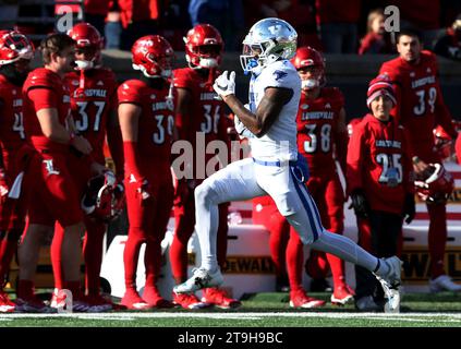 Louisville, Stati Uniti. 25 novembre 2023. Il punt returner dei Kentucky Wildcats Barion Brown (7) corre nel calcio d'inizio per il touchdown durante il secondo tempo di gioco contro i Louisville Cardinals al L&N Stadium sabato 25 novembre 2023 a Louisville. Kentucky. Foto di John Sommers II/UPI Credit: UPI/Alamy Live News Foto Stock