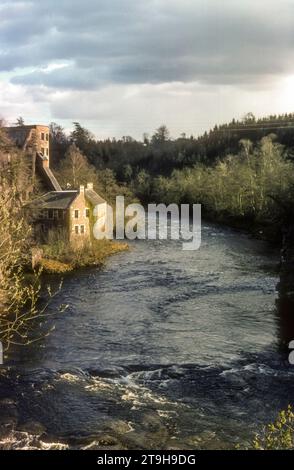 Fotografia d'archivio del 1977 del New Lanark Mill, sito patrimonio dell'umanità nel South Lanarkshire, Scozia. Fondata nel 1785 da David Dale in collaborazione con Richard Arkwright, è un'azienda di successo durante un periodo di partnership con Robert Owen e ha chiuso solo nel 1968. I principi utopici del primo sviluppo come insediamento pianificato lo hanno reso un luogo importante nello sviluppo storico della pianificazione urbana. Ora è gestito dal New Lanark Trust e i mulini e il villaggio sono stati restaurati come attrazione turistica. Foto Stock