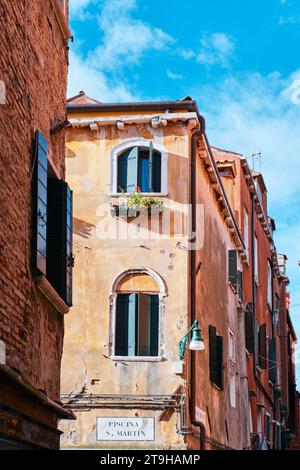 Venezia, Italia - 9 novembre 2023: Paesaggio urbano e canali di Venezia e colorata e antica architettura della città Foto Stock