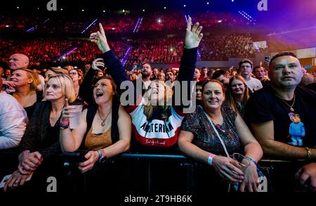 ROTTERDAM - udienza durante il concerto di Andre Hazes ad Ahoy. È il suo primo spettacolo da solista da quando ha smesso di esibirsi alla fine del 2021 a causa di un esaurimento. ANP MARCO DE SWART paesi bassi fuori - belgio fuori Foto Stock