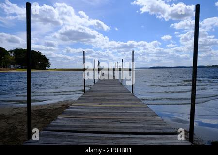 Questo è un molo del Cypress Bend Park in molti Louisiana. Fa parte del bacino idrico di Toledo Bend. Foto Stock