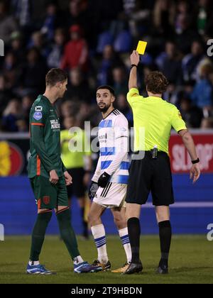 ZWOLLE - (l-r) Michiel Kramer dell'RKC Waalwijk, Younes Namli del PEC Zwolle, arbitro Martin van den Kerkhof durante la partita olandese Eredivisie tra PEC Zwolle e RKC Waalwijk allo stadio MAC3Park il 25 novembre 2023 a Zwolle, Paesi Bassi. ANP JEROEN PUTMANS Foto Stock