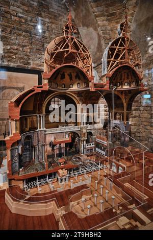 Venezia, Italia - 9 novembre 2023: Colorata sezione architettonica in legno modello della Basilica di San Marco (Basilica Cattedrale Patriarcale di San Marco) Foto Stock